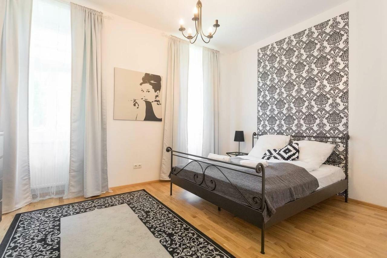 Spacious Station Apartment *