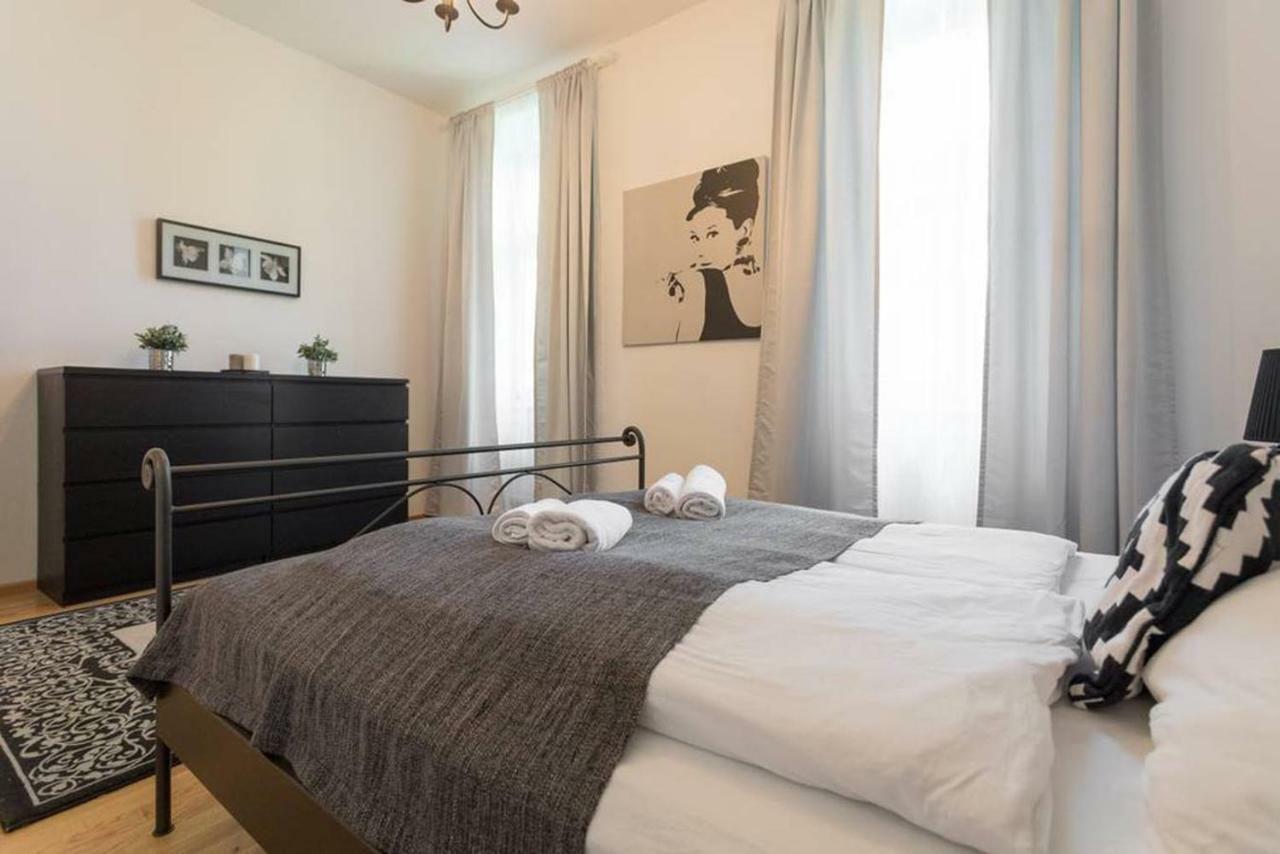 Spacious Station Apartment *