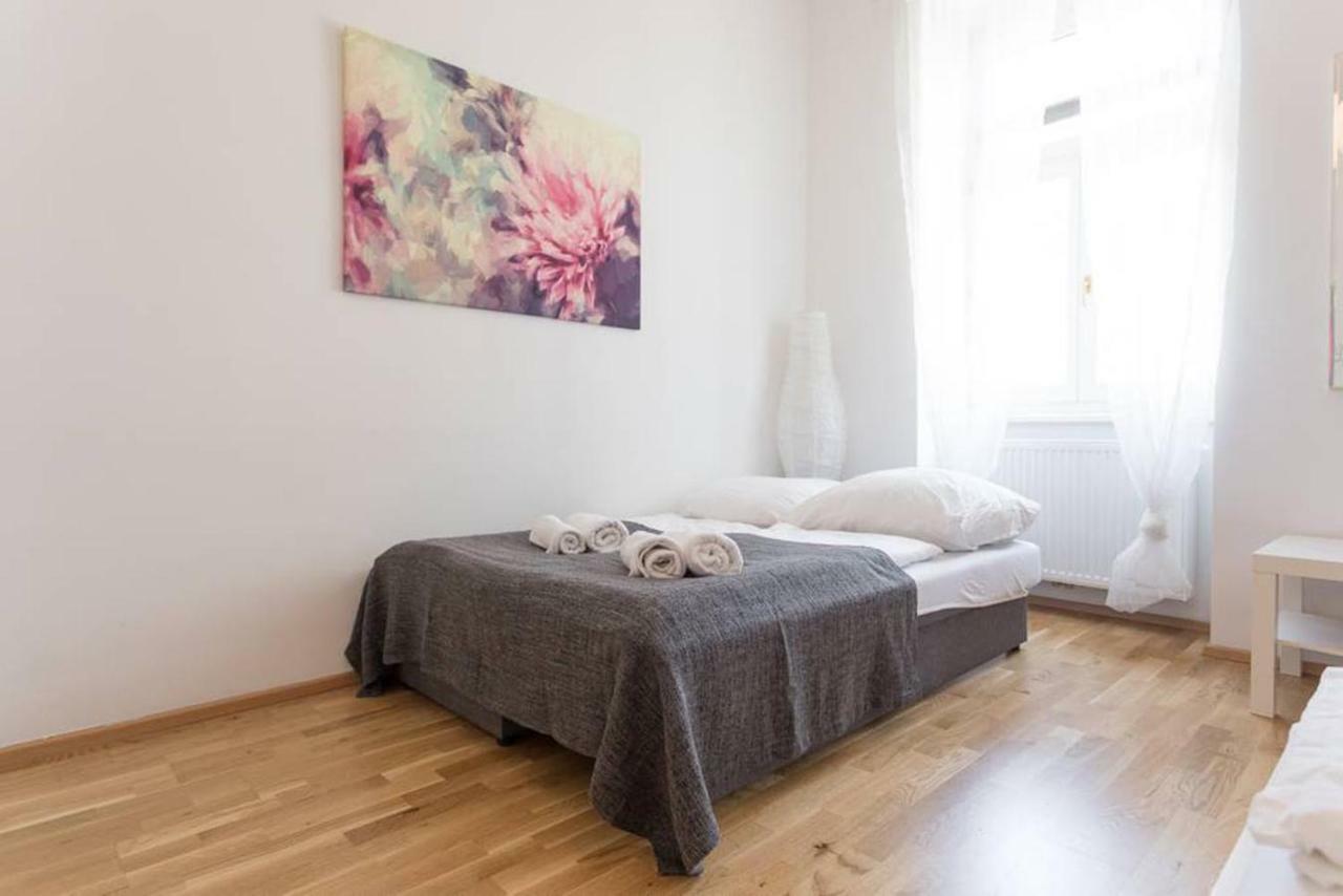 Spacious Station Apartment *